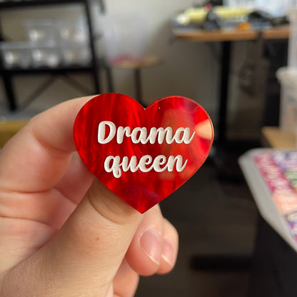 [CONTRÔLE TECHNIQUE] Broche "Drama queen" en acrylique marbrée rouge