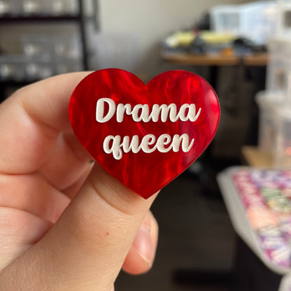 [CONTRÔLE TECHNIQUE] Broche "Drama queen" en acrylique marbrée rouge