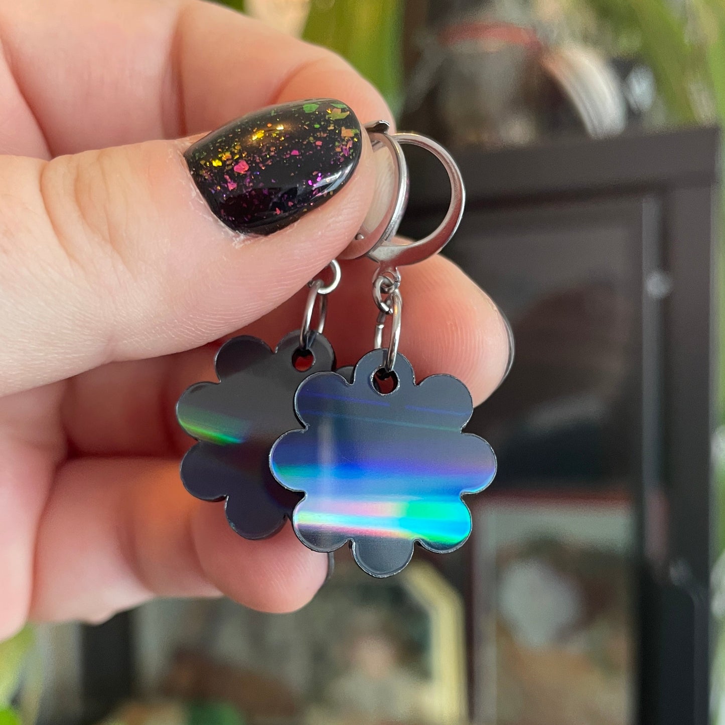 Petites boucles d'oreilles fleurs pendantes en acrylique iridescente noire