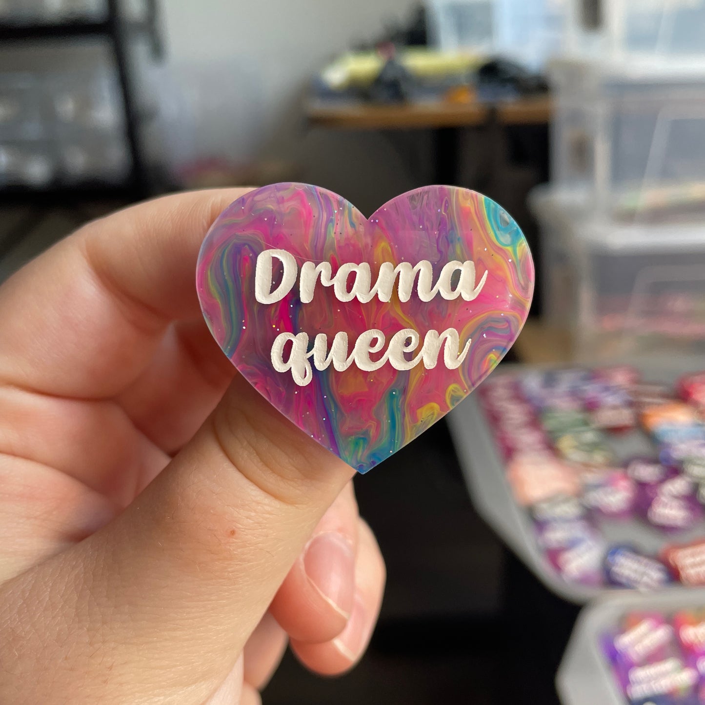 [CONTRÔLE TECHNIQUE] Broche "Drama queen" en acrylique semi-transparente marbrée multicolore