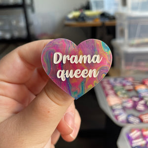 [CONTRÔLE TECHNIQUE] Broche "Drama queen" en acrylique semi-transparente marbrée multicolore