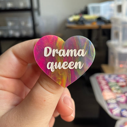 [CONTRÔLE TECHNIQUE] Broche "Drama queen" en acrylique semi-transparente marbrée multicolore