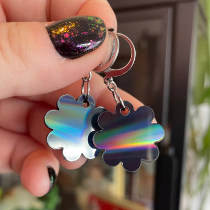 Petites boucles d'oreilles fleurs pendantes en acrylique iridescente noire
