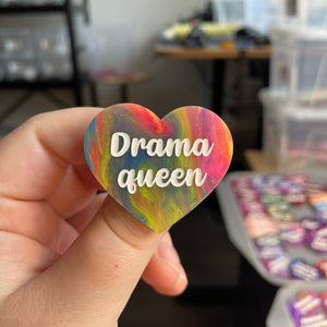 [CONTRÔLE TECHNIQUE] Broche "Drama queen" en acrylique semi-transparente marbrée multicolore