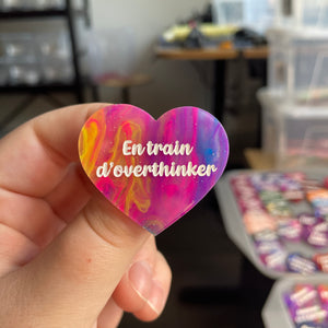 [CONTRÔLE TECHNIQUE] Broche "En train d'overthinker" en acrylique semi-transparente marbrée multicolore