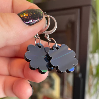 Petites boucles d'oreilles fleurs pendantes en acrylique iridescente noire