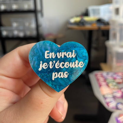 [CONTRÔLE TECHNIQUE] Broche "En vrai je t'écoute pas" en acrylique marbrée bleue à paillettes