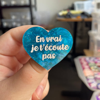 [CONTRÔLE TECHNIQUE] Broche "En vrai je t'écoute pas" en acrylique marbrée bleue à paillettes