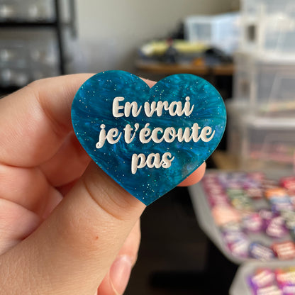 [CONTRÔLE TECHNIQUE] Broche "En vrai je t'écoute pas" en acrylique marbrée bleue à paillettes