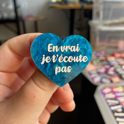 [CONTRÔLE TECHNIQUE] Broche "En vrai je t'écoute pas" en acrylique marbrée bleue à paillettes