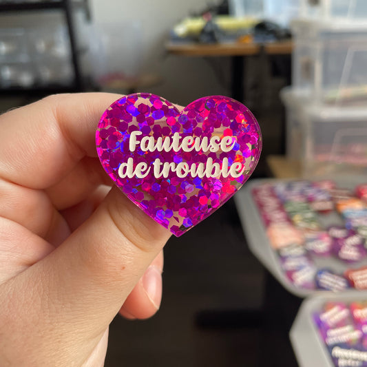 [CONTRÔLE TECHNIQUE] Broche "Fauteuse de troubles" en acrylique semi-transparente avec des confettis fuchsia