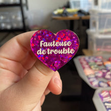 Charger l&#39;image dans la galerie, [CONTRÔLE TECHNIQUE] Broche &quot;Fauteuse de troubles&quot; en acrylique semi-transparente avec des confettis fuchsia