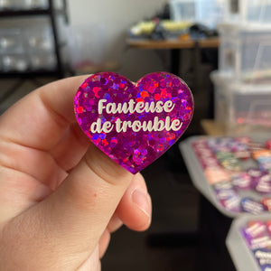 [CONTRÔLE TECHNIQUE] Broche "Fauteuse de troubles" en acrylique semi-transparente avec des confettis fuchsia