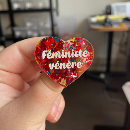 [CONTRÔLE TECHNIQUE] "Féministe vénère" en acrylique transparente à gros confettis rouges et multicolores