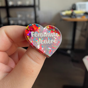 [CONTRÔLE TECHNIQUE] "Féministe vénère" en acrylique transparente à gros confettis rouges et multicolores
