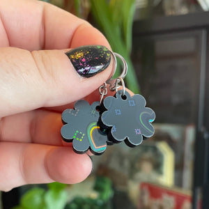 Petites boucles d'oreilles fleurs pendantes en acrylique noire avec des coeurs iridescents