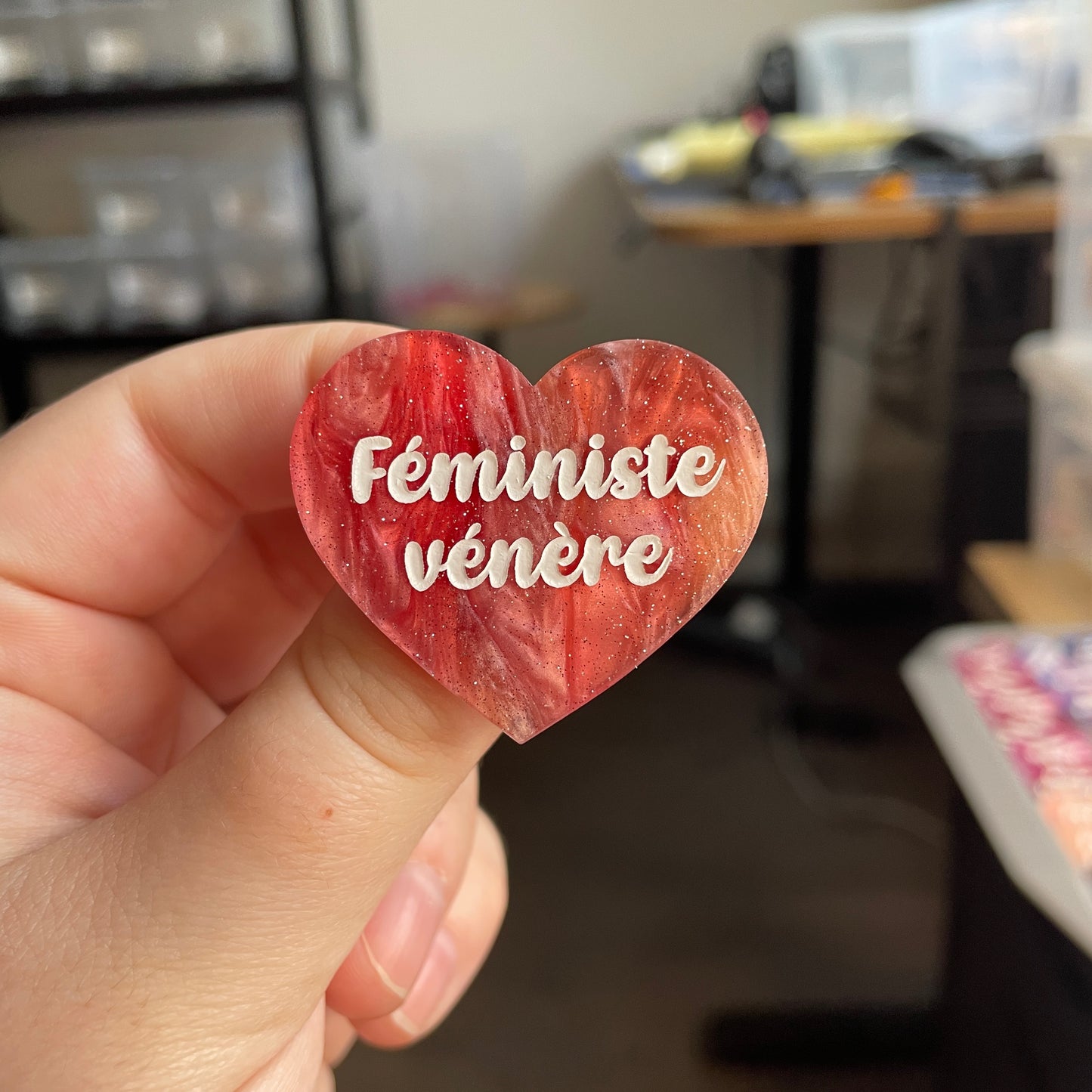 [CONTRÔLE TECHNIQUE] Broche "Féministe vénère" en acrylique marbrée rouge, marron et blanche à paillettes