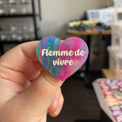 [CONTRÔLE TECHNIQUE] Broche "Flemme de vivre" en acrylique semi-transparente marbrée multicolore
