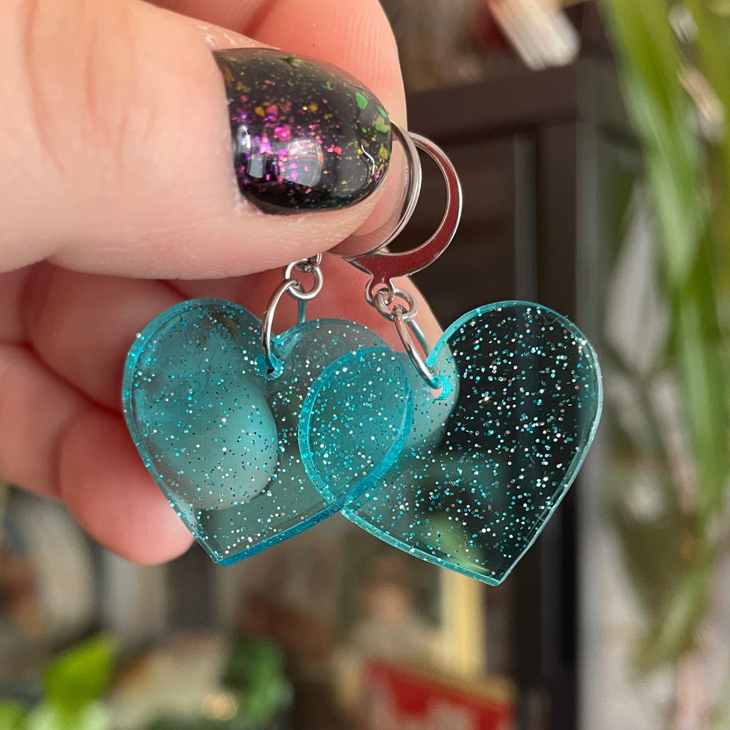 Petites boucles d'oreilles coeurs pendantes en acrylique transparente bleue à paillettes