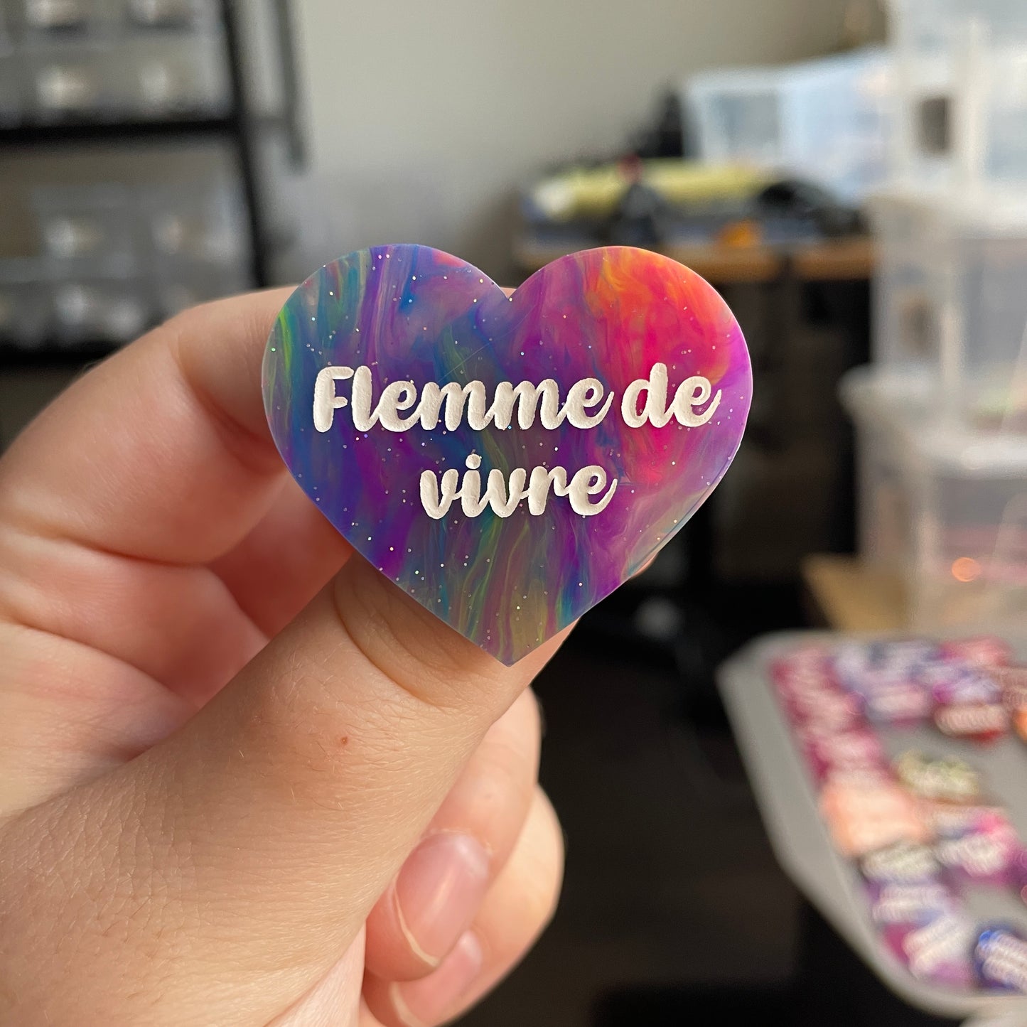 [CONTRÔLE TECHNIQUE] Broche "Flemme de vivre" en acrylique semi-transparente marbrée multicolore