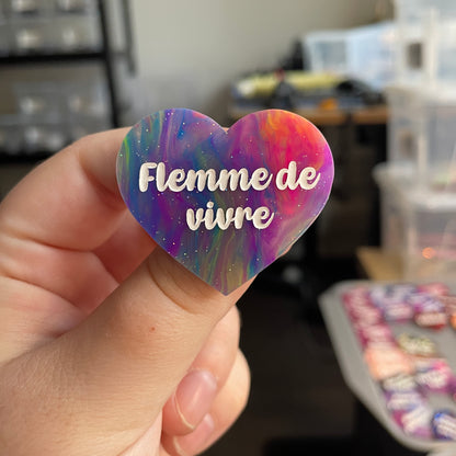 [CONTRÔLE TECHNIQUE] Broche "Flemme de vivre" en acrylique semi-transparente marbrée multicolore