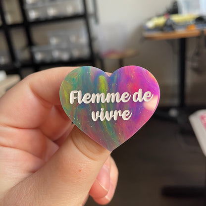 [CONTRÔLE TECHNIQUE] Broche "Flemme de vivre" en acrylique semi-transparente marbrée multicolore