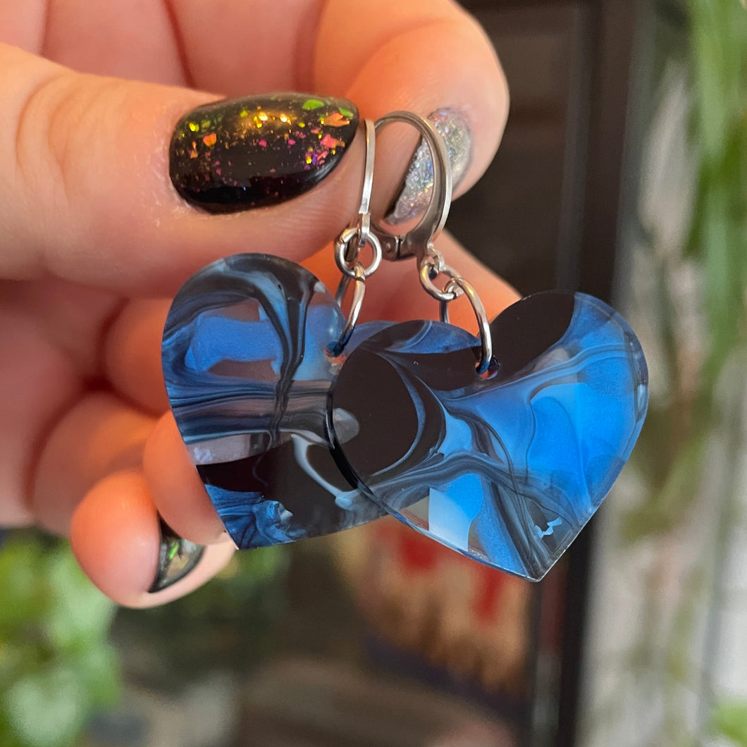 Petites boucles d'oreilles coeurs pendantes en acrylique marbrée bleue, noire, blanche et transparente