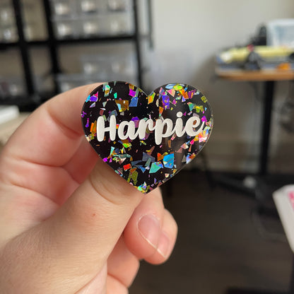 [CONTRÔLE TECHNIQUE] Broche "Harpie" en acrylique noire avec des éclats de confettis multicolores