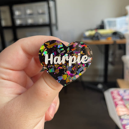[CONTRÔLE TECHNIQUE] Broche "Harpie" en acrylique noire avec des éclats de confettis multicolores