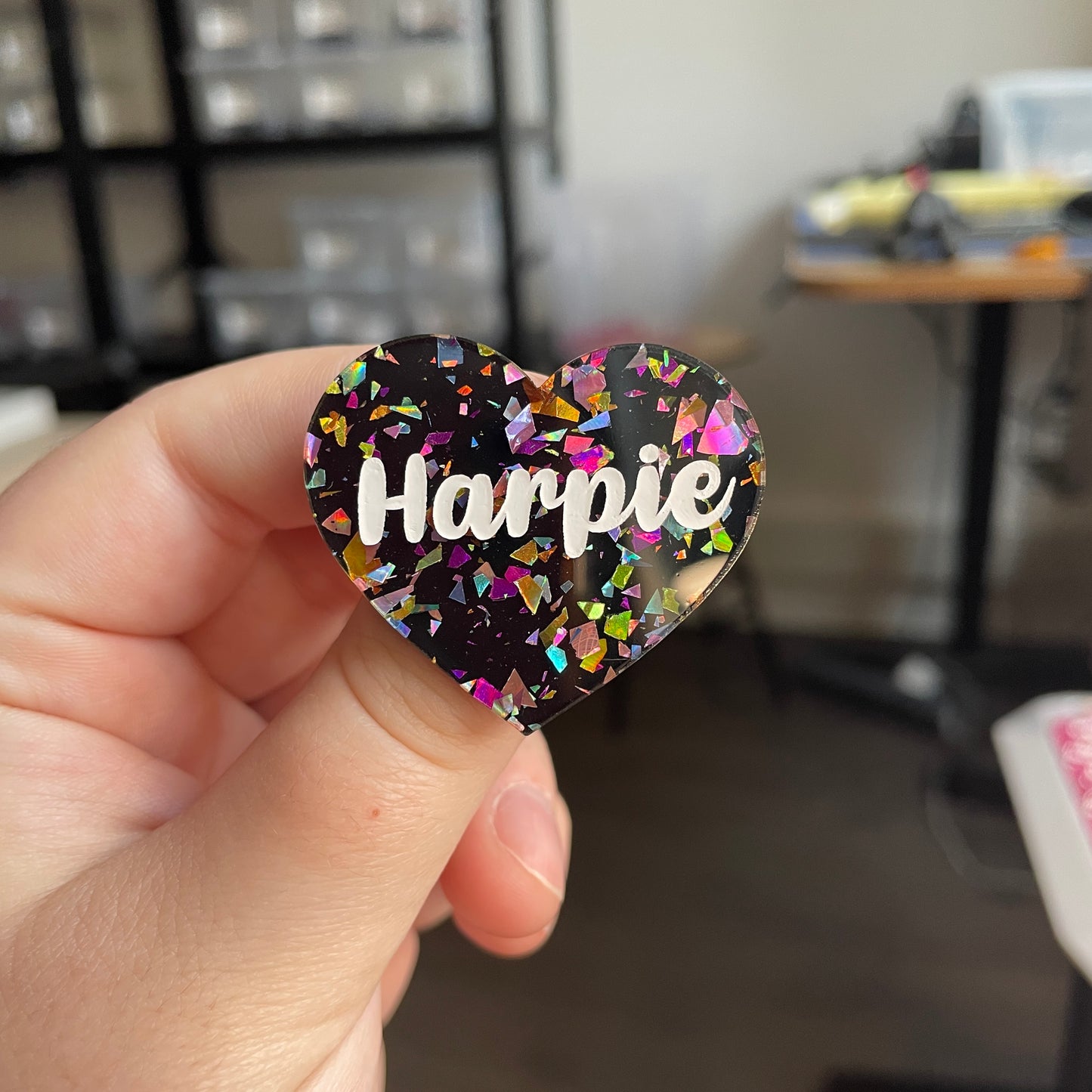[CONTRÔLE TECHNIQUE] Broche "Harpie" en acrylique noire avec des éclats de confettis multicolores
