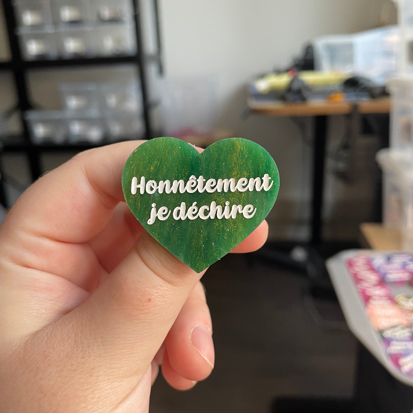 [CONTRÔLE TECHNIQUE] Broche "Honnêtement je déchire" en acrylique marbrée verte, blanche et dorée à paillettes
