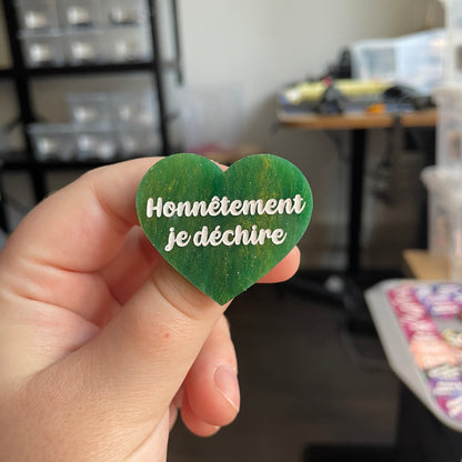 [CONTRÔLE TECHNIQUE] Broche "Honnêtement je déchire" en acrylique marbrée verte, blanche et dorée à paillettes