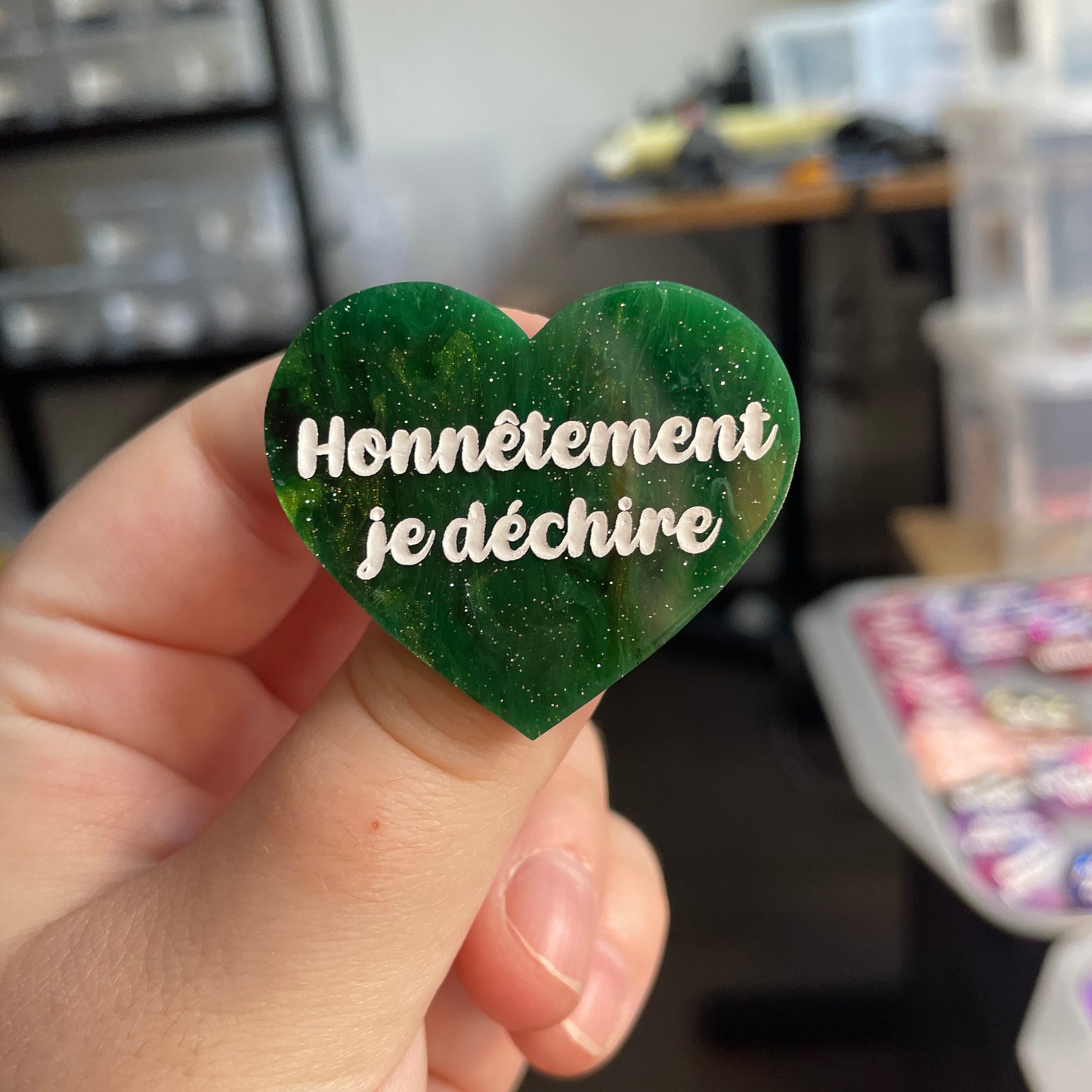 [CONTRÔLE TECHNIQUE] Broche "Honnêtement je déchire" en acrylique marbrée verte, blanche et dorée à paillettes