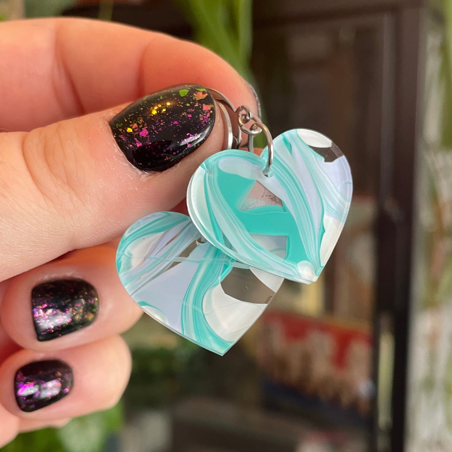 Petites boucles d'oreilles coeurs pendantes en acrylique marbrée bleue, blanche, verte et transparente