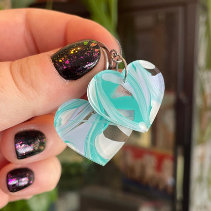 Petites boucles d'oreilles coeurs pendantes en acrylique marbrée bleue, blanche, verte et transparente