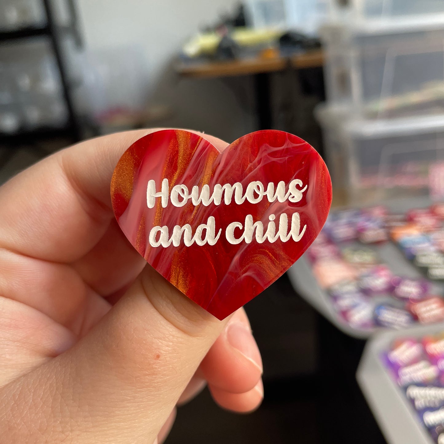 [CONTRÔLE TECHNIQUE] Broche "Houmous and chill" en acrylique marbrée rouge, blanche et dorée
