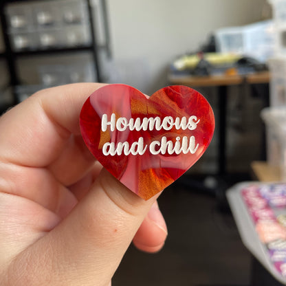 [CONTRÔLE TECHNIQUE] Broche "Houmous and chill" en acrylique marbrée rouge, blanche et dorée