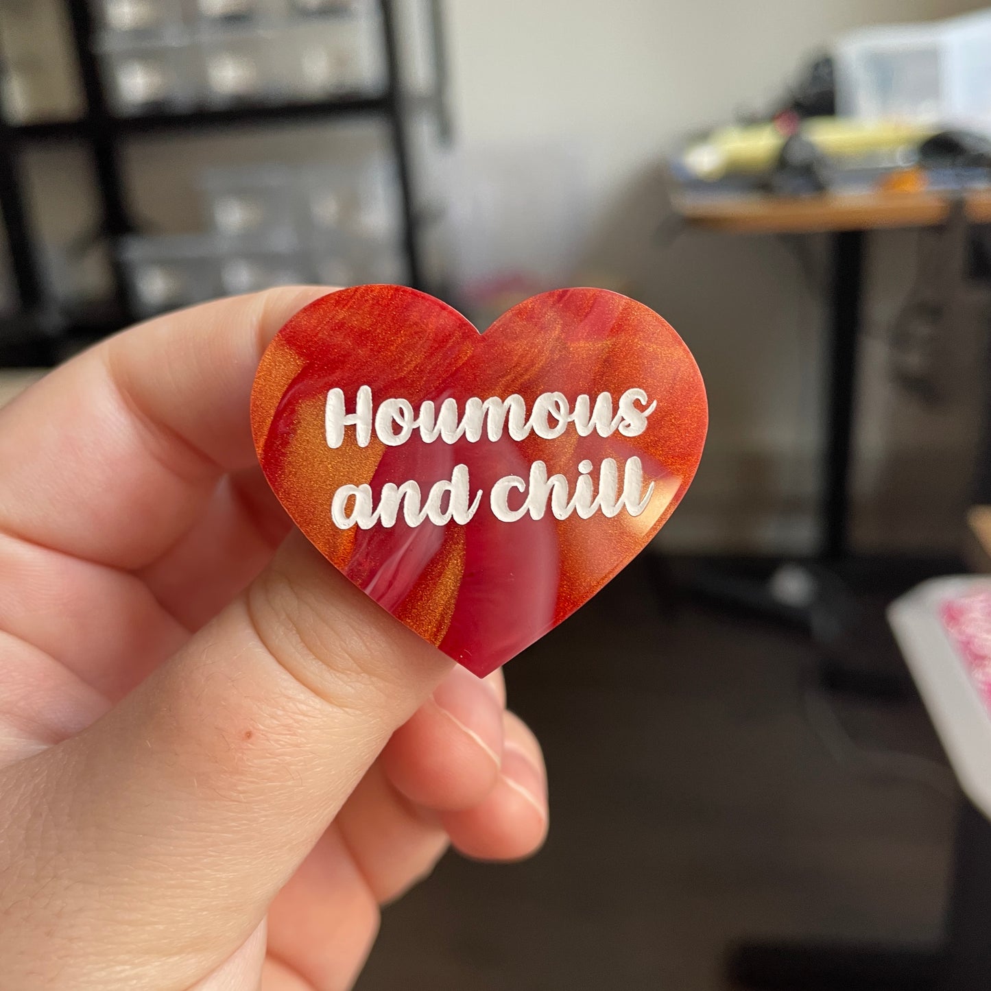 [CONTRÔLE TECHNIQUE] Broche "Houmous and chill" en acrylique marbrée rouge, blanche et dorée