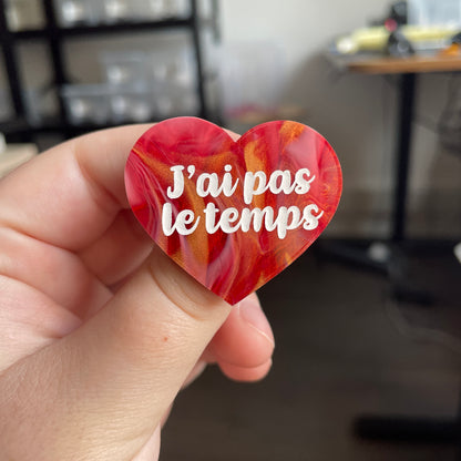 [CONTRÔLE TECHNIQUE] Broche "J'ai pas le temps" en acrylique marbrée rouge, dorée et blanche