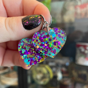 Petites boucles d'oreilles coeurs pendantes en acrylique transparente à pois violets, bleus et jaunes