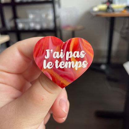 [CONTRÔLE TECHNIQUE] Broche "J'ai pas le temps" en acrylique marbrée rouge, dorée et blanche