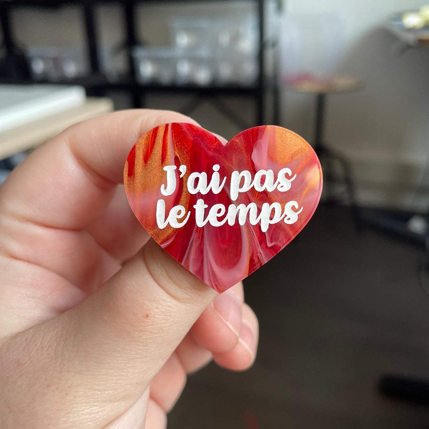 [CONTRÔLE TECHNIQUE] Broche "J'ai pas le temps" en acrylique marbrée rouge, dorée et blanche