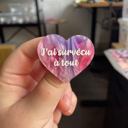 [CONTRÔLE TECHNIQUE] Broche "J'ai survécu à tout" en acrylique marbrée violette, rose et blanche