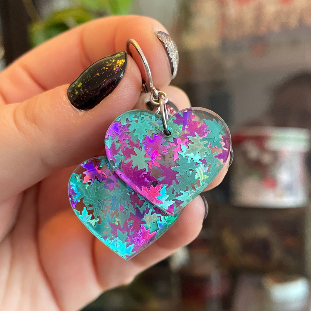 Petites boucles d'oreilles coeurs pendantes en acrylique avec des confettis feuilles d'érable bleues et violettes
