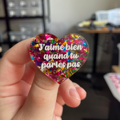[CONTRÔLE TECHNIQUE] Broche "J'aime bien quand tu parles pas" en acrylique transparente à gros confettis roses et multicolores
