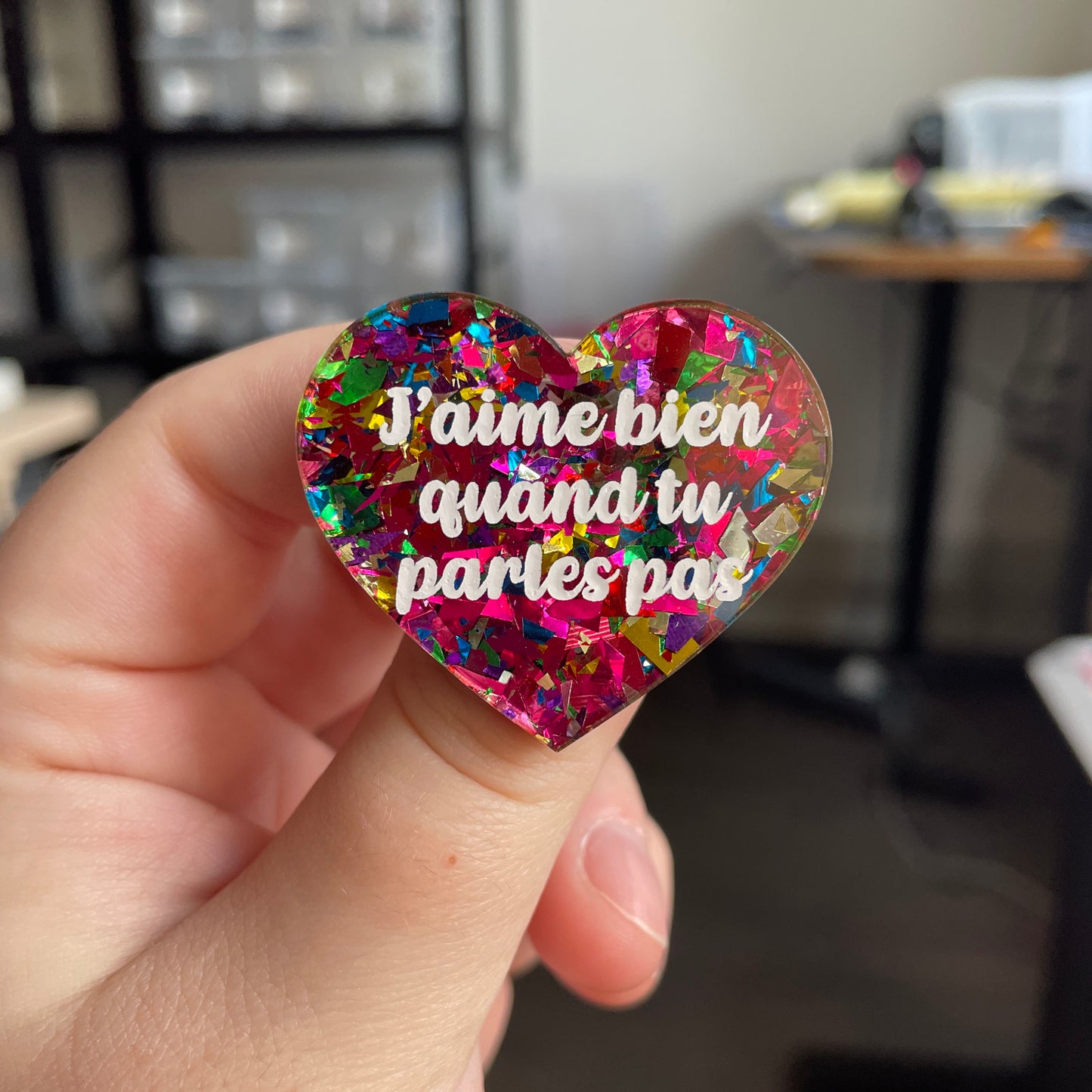[CONTRÔLE TECHNIQUE] Broche "J'aime bien quand tu parles pas" en acrylique transparente à gros confettis roses et multicolores