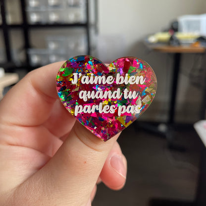 [CONTRÔLE TECHNIQUE] Broche "J'aime bien quand tu parles pas" en acrylique transparente à gros confettis roses et multicolores
