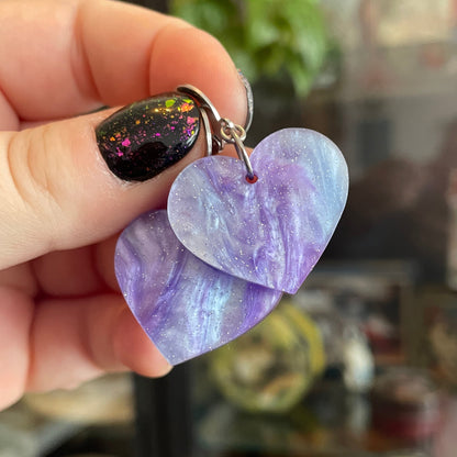 Petites boucles d'oreilles coeurs pendantes en acrylique marbrée bleue et violette à paillettes