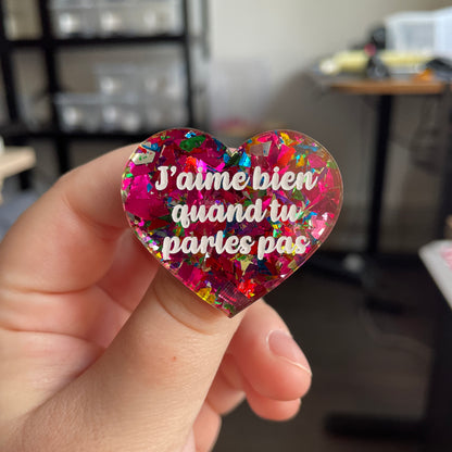 [CONTRÔLE TECHNIQUE] Broche "J'aime bien quand tu parles pas" en acrylique transparente à gros confettis roses et multicolores