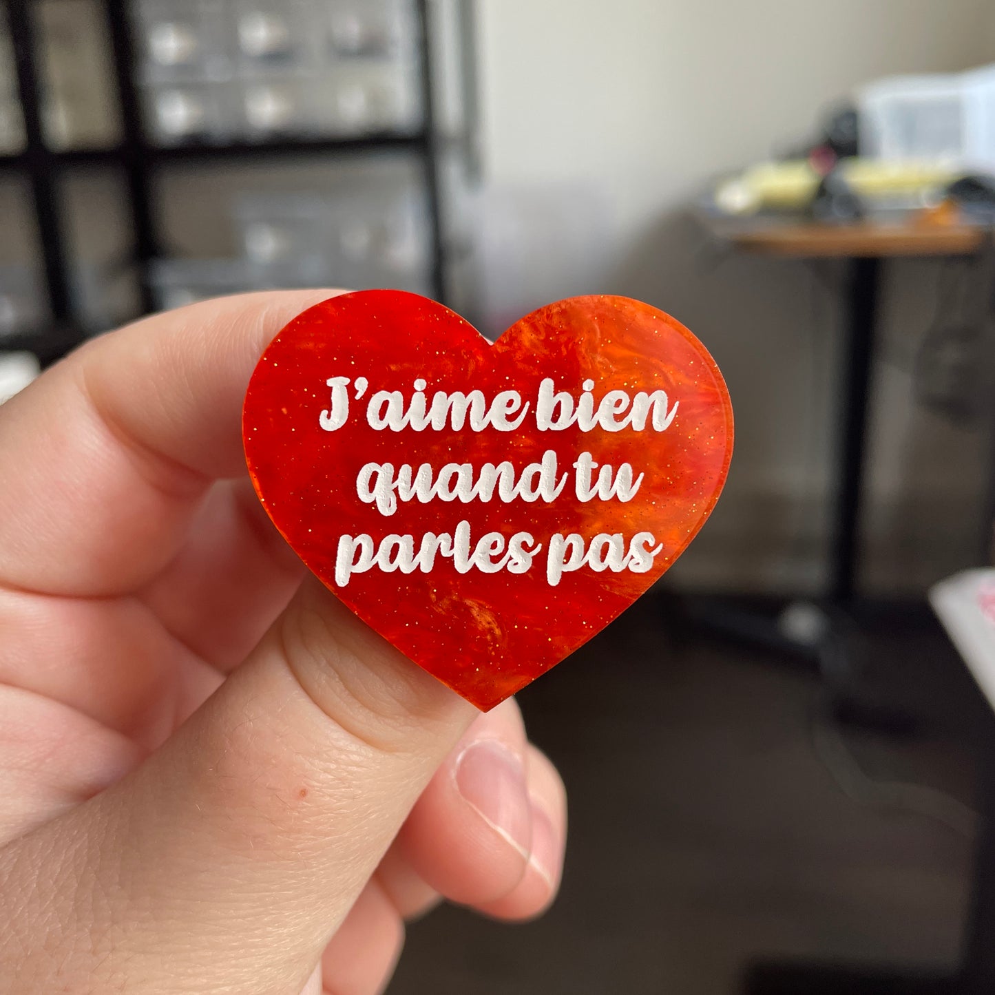 [CONTRÔLE TECHNIQUE] Broche "J'aime bien quand tu parles pas" en acrylique marbrée orange à paillettes